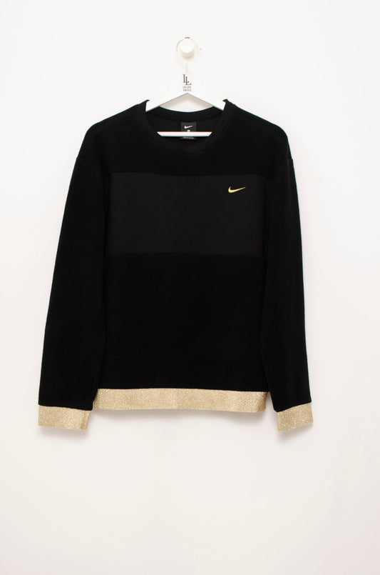 SUDADERA NIKE NEGRA DETALLE DORADO