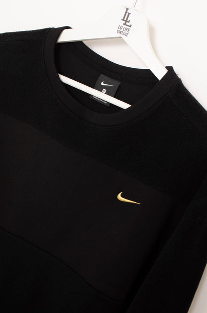 SUDADERA NIKE NEGRA DETALLE DORADO