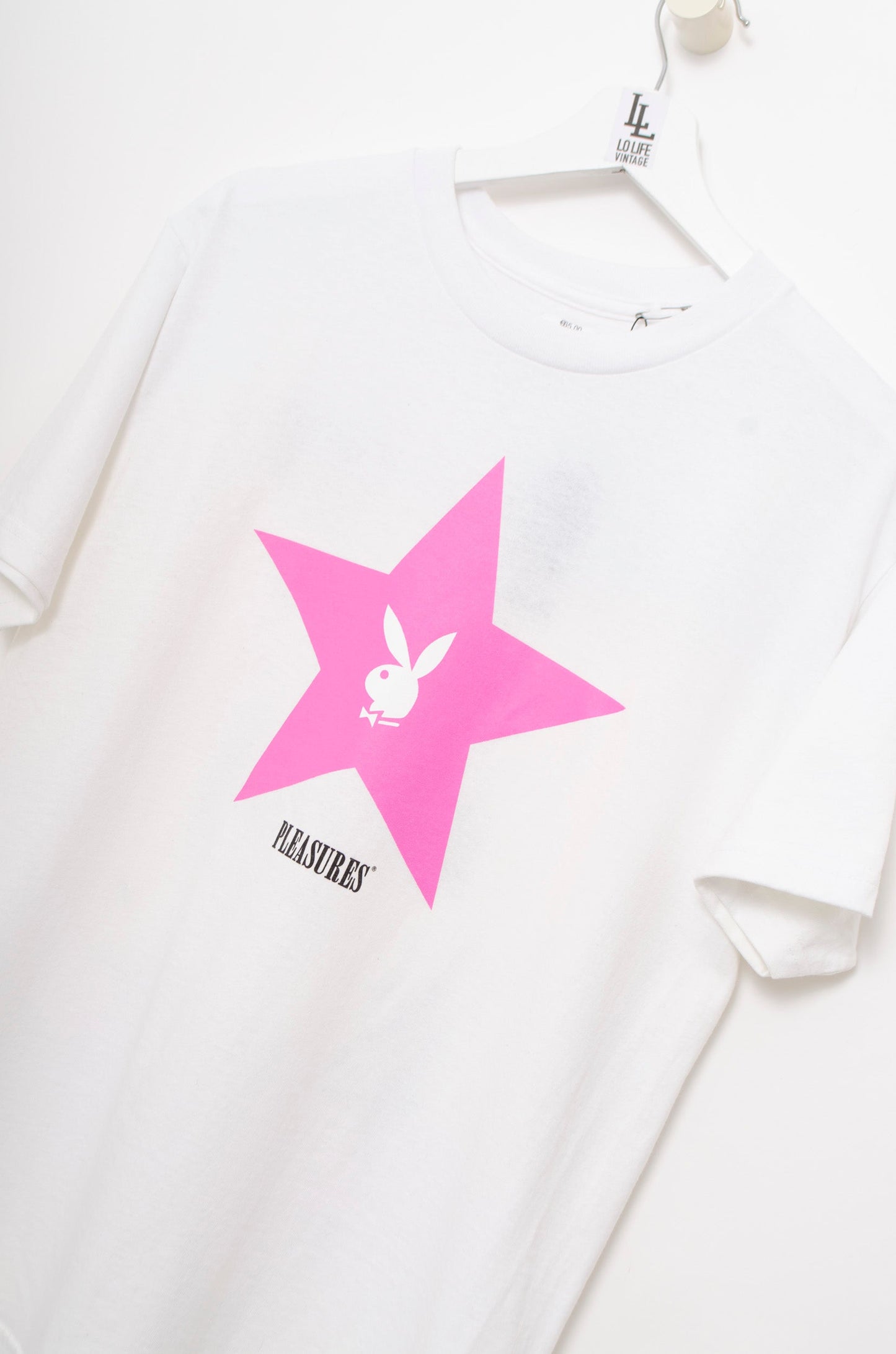 CAMISETA PLEASURES x PLAYBOY ESTAMPADA