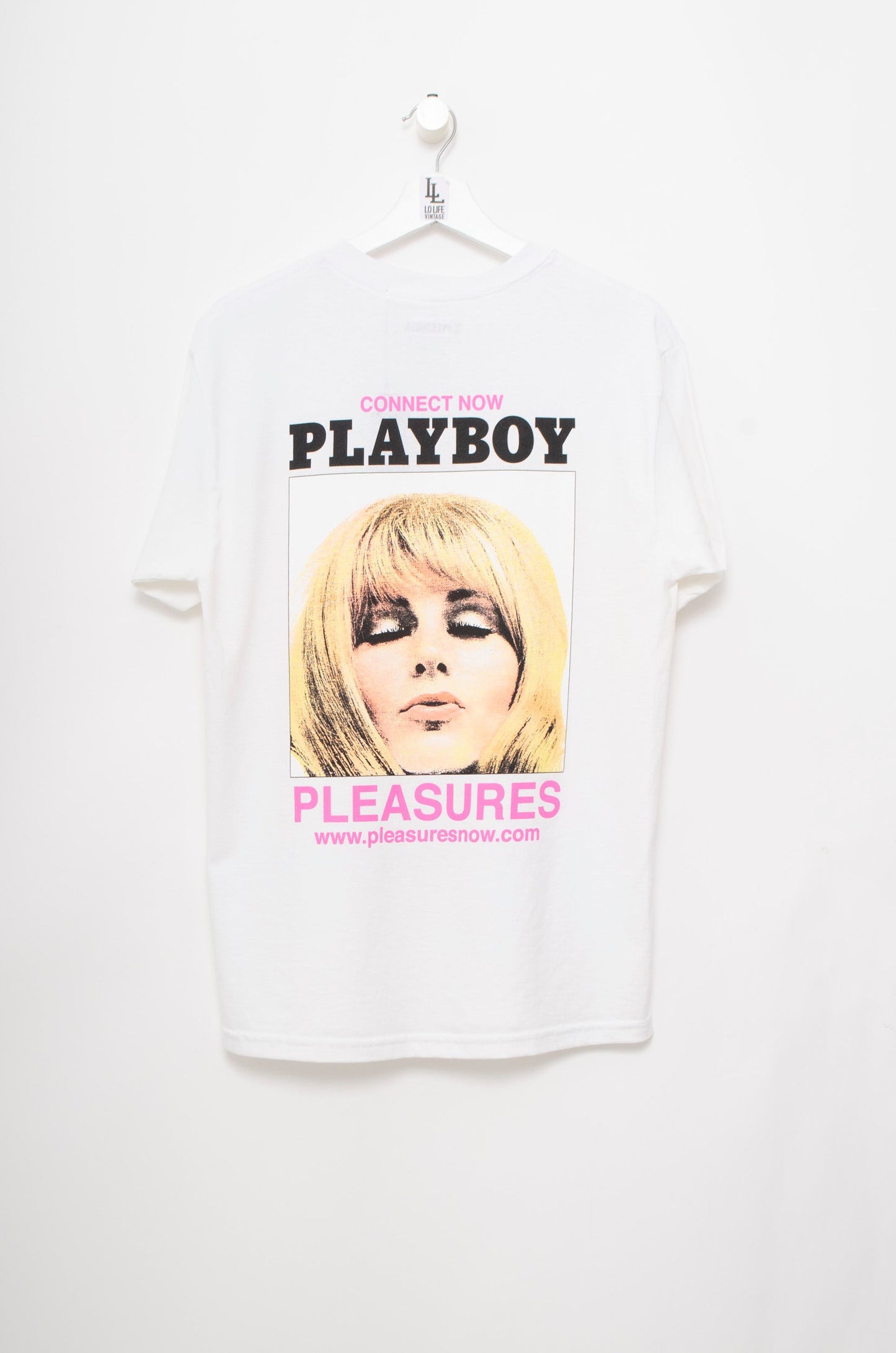 CAMISETA PLEASURES x PLAYBOY ESTAMPADA