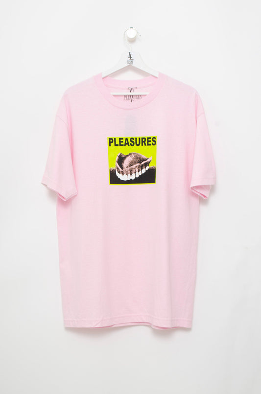 CAMISETA PLEASURES ESTAMPADA